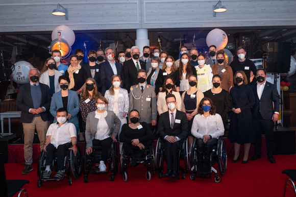 Sport Kretschmann empfängt Olympioniken und Paralympioniken Gruppenbild mit Ministerpräsident Winfried Kretschmann und den Gästen
