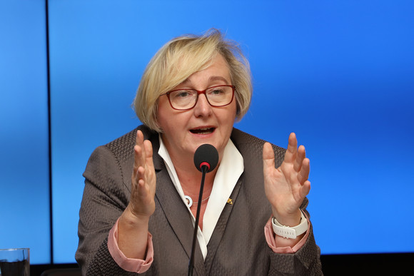 Pressekonferenz Land gibt „Witbooi-Bibel“ und Peitsche an Namibia zurück Kunstministerin Theresia Bauer (Bild: Staatsministerium Baden-Württemberg)