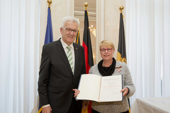 Tag des Ehrenamtes Kretschmann würdigt besonderes ehrenamtliches Engagement Ministerpräsident Winfried Kretschmann (l.) und Traute Theurer (r.)