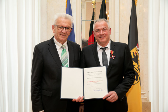 Auszeichnung Kretschmann würdigt besonderes ehrenamtliches Engagement Ministerpräsident Winfried Kretschmann (l.) und Dr. Andreas Rudolph (r.) (Bild: Staatsministerium Baden-Württemberg)