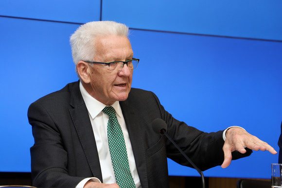 Pressekonferenz Baden-Württemberg profitiert von Europa Ministerpräsident Winfried Kretschmann bei der Regierungspressekonferenz (Bild: Staatsministerium Baden-Württemberg)