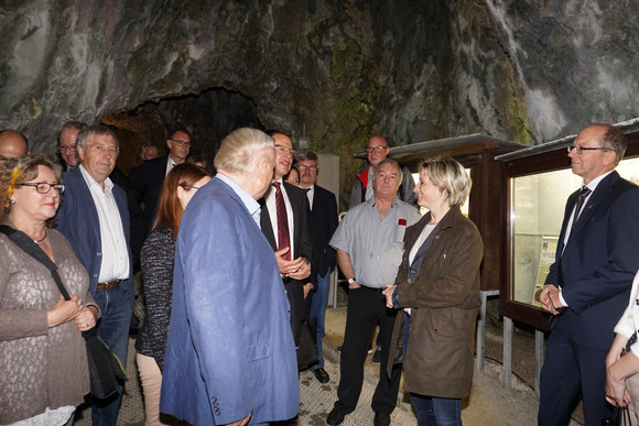 Denkmalpflege Ministerin besucht UNESCO-Welterbestätte Besuch Hohle Fels im Achtal im Rahmen des Besuchs der Höhlen und Eiszeitkunst auf der Schwäbischen Alb am 8. August 2017
