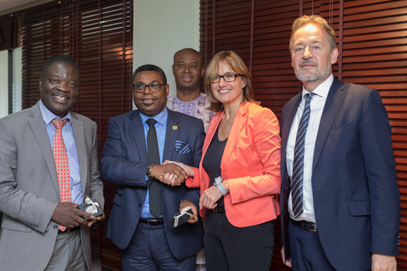 Reise Delegationsreise nach Ghana und Nigeria Wirtschaftsstaatssekretärin Katrin Schütz auf einem Gruppenbild mit Vertretern der ghanaischen und nigerianischen Wirtschaft (Quelle: David Kunutsor)