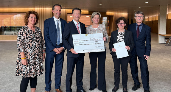 Gruppenbild mit Ministerin Dr. Hoffmeister-Kraut bei der Scheckübergabe im Landtag