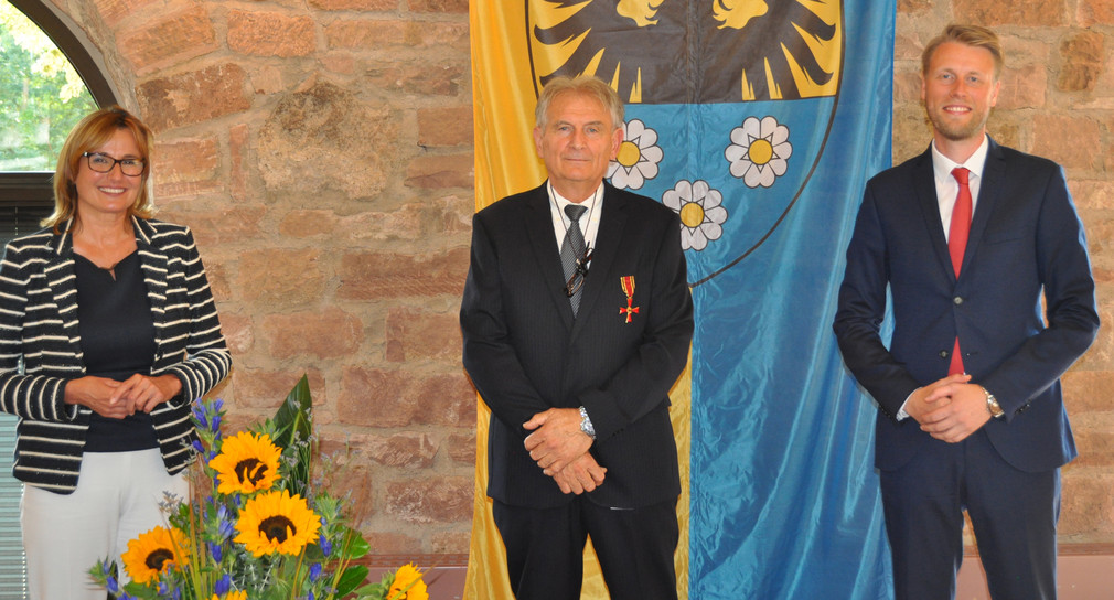 Staatssekretärin Katrin Schütz hat Michael Szabo mit dem Bundesverdienstkreuz ausgezeichnet. Mit ihm freuen sich Wertheims Oberbürgermeister Markus Herrera Torrez (von links).