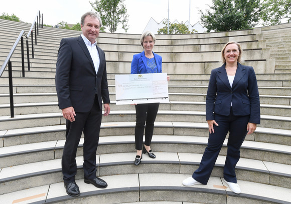 Übergabe der Förderbescheide auf der Besuchertreppe vor dem Landtag in Stuttgart