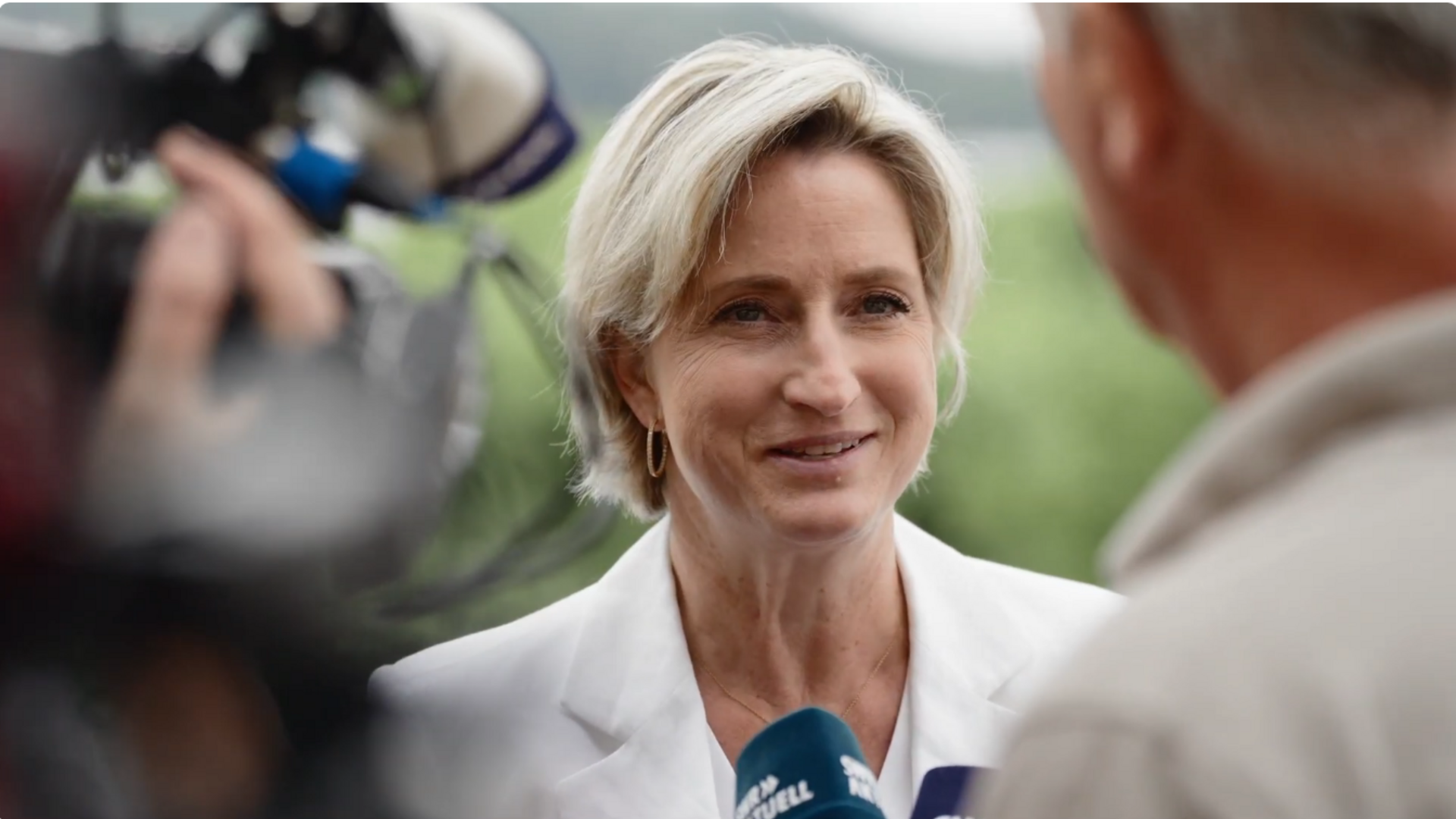 Zu sehen ist Dr. Nicole Hoffmeister-Kraut im Interview mit dem SWR.