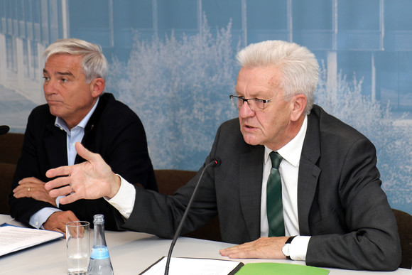 Pressekonferenz Neue Eckpunkte für Unwetterhilfen vorgestellt Ministerpräsident Winfried Kretschmann (r.) und Innenminister Thomas Strobl (l.)
