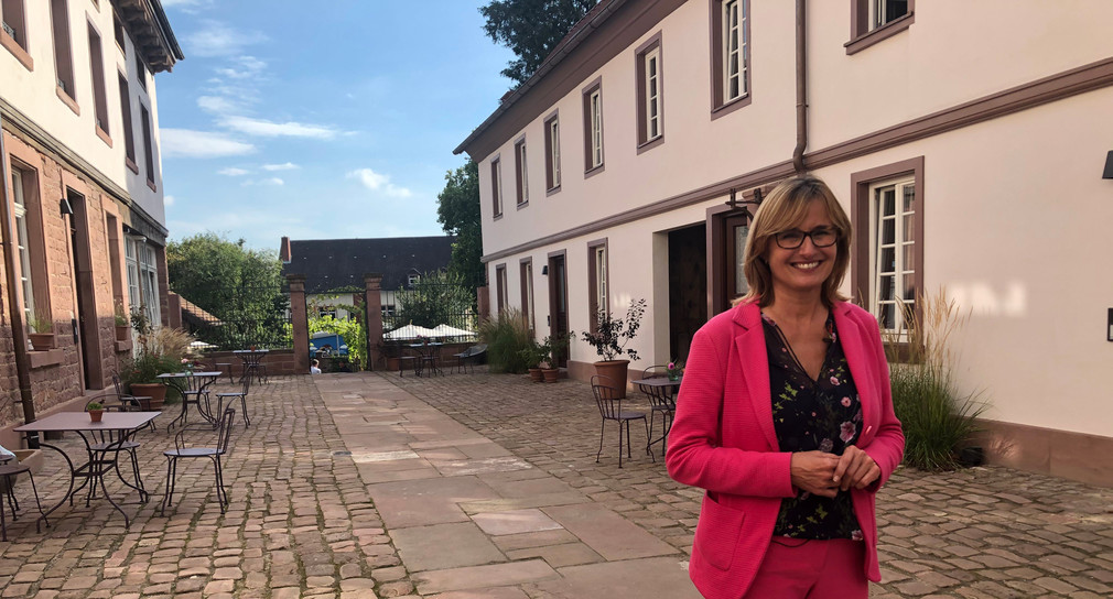 Staatssekretärin Katrin Schütz besucht auf ihrer Denkmalreise die Stadt Lahr und das Stadtpalais Wunderlich - eine ehemalige Zigarrenfabrik, die zum Gästehaus mit Ferienwohnungen umgestaltet wurde.