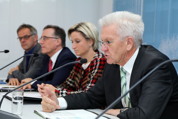 Pressekonferenz Technologiebeauftragter des Landes vorgestellt v.l.n.r.: Regierungssprecher Rudi Hoogvliet, der neue Technologiebeauftragte des Landes, Prof. Dr. Wilhelm Bauer, Wirtschaftsministerin Dr. Nicole Hoffmeister-Kraut und Ministerpräsident Winfried Kretschmann bei der Regierungspressekonferenz