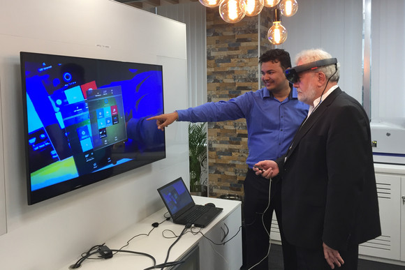Delegationsreise Ministerpräsident Kretschmann besucht Indien Besuch von Staatsminister Klaus-Peter Murawski (r.) bei SAP Labs India Pvt. Ltd. in Bangalore