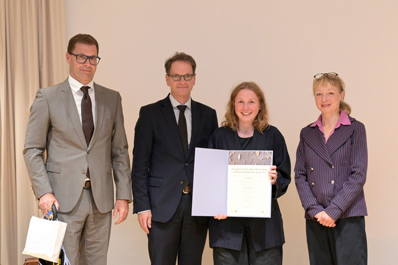 Daniel Güthler (EBM Kornwestheim), Michael Kleiner (Wirtschaftsministerium), Staatspreisträgerin Felicia Mülbaier, Grit Weber (Juryvorsitzende)