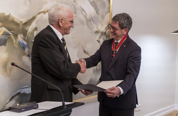 Europa Kretschmann auf Delegationsreise in Straßburg Ministerpräsident Winfried Kretschmann (links) überreicht Jean Rottner (rechts), Präsident der Région Grand Est, das Bundesverdienstkreuz.