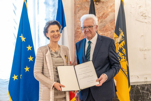 Auszeichnung Verdienstorden des Landes an 23 verdiente Persönlichkeiten Ministerpräsident Winfried Kretschmann (rechts) und Dr. Stephanie Mair-Huydts (links)