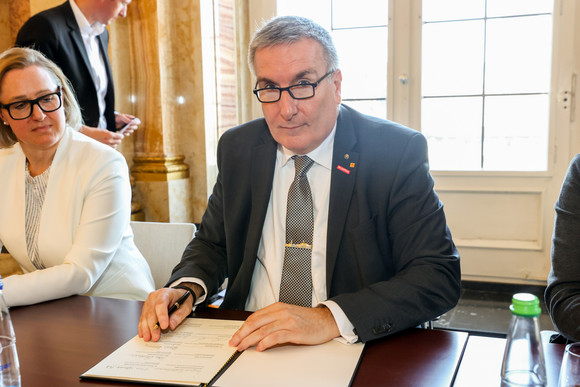 Ausbildung Neues Ausbildungsbündnis 2023-2027 unterzeichnet Thomas Bürkle, Vizepräsident der Unternehmer Baden-Württemberg, bei der Unterzeichnung des Bündnisses