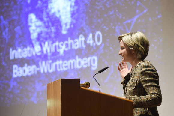 Auf Initiative von Wirtschaftsministerin Dr. Nicole Hoffmeister-Kraut haben am 5. Mai 2017 mehr als 20 Partnerorganisationen aus Unternehmen, Kammern und Verbänden, Gewerkschaften, Wissenschaft und Politik die „Initiative Wirtschaft 4.0 Baden-Württemberg“ gestartet. Mit der Initiative wollen die beteiligten Partnerinnen und Partner die Unternehmen im Land und ihre Beschäftigten branchenübergreifend bei der Digitalisierung unterstützen und den deutschen Südwesten als internationalen Premiumstandort für die digitalisierte Wirtschaft noch sichtbarer machen.