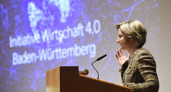 Auf Initiative von Wirtschaftsministerin Dr. Nicole Hoffmeister-Kraut haben am 5. Mai 2017 mehr als 20 Partnerorganisationen aus Unternehmen, Kammern und Verbänden, Gewerkschaften, Wissenschaft und Politik die „Initiative Wirtschaft 4.0 Baden-Württemberg“ gestartet. Mit der Initiative wollen die beteiligten Partnerinnen und Partner die Unternehmen im Land und ihre Beschäftigten branchenübergreifend bei der Digitalisierung unterstützen und den deutschen Südwesten als internationalen Premiumstandort für die digitalisierte Wirtschaft noch sichtbarer machen.