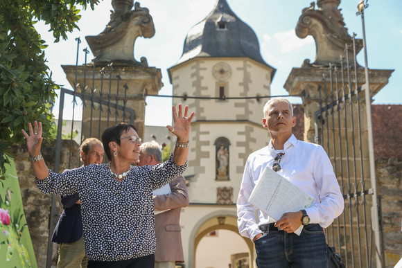 Staatssekretär Rapp vor dem Kloster Schöntal