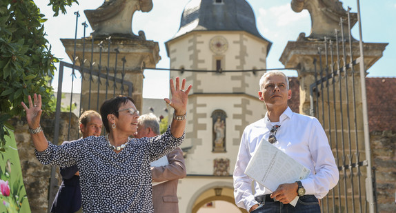 Staatssekretär Rapp vor dem Kloster Schöntal