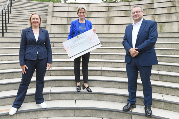 Übergabe der Förderbescheide auf der Besuchertreppe vor dem Landtag in Stuttgart