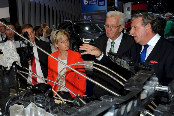 Ministerpräsident Winfried Kretschmann und die Ministerin für Wirtschaft, Arbeit und Wohnungsbau Dr. Nicole Hoffmeister-Kraut besuchten am 15. September 2017 die 67. Internationale Automobil-Ausstellung (IAA) in Frankfurt. Schwerpunkt des Besuchs waren Messeauftritte baden-württembergischer Unternehmen, die Lösungen auf dem Weg zum emissionsfreien Fahren auf dem Branchentreff präsentierten.