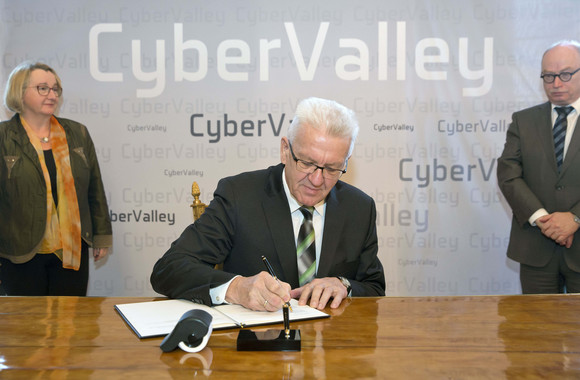Forschung Europäische Forschungskooperation „Cyber Valley“ startet Ministerpräsident Winfried Kretschmann