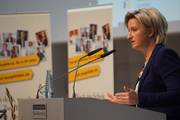 Rund 300 Personen – darunter Vertreterinnen und Vertreter von Kammern, Innungen, Verbänden und Gewerkschaften, Ausbildungsverantwortliche in Betrieben, Lehrkräfte beruflicher Schulen sowie Projektträger – waren der Einladung des Ministeriums für Wirtschaft, Arbeit und Wohnungsbau gefolgt. Unter dem Titel „Gemeinsam zum Ziel: Ausbildungsqualität entwickeln – Ausbildungserfolg sichern“ wurde über erfolgreiche Maßnahmen informiert und bewährte Praxisbeispiele aufgezeigt.