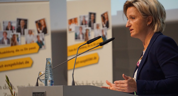 Rund 300 Personen – darunter Vertreterinnen und Vertreter von Kammern, Innungen, Verbänden und Gewerkschaften, Ausbildungsverantwortliche in Betrieben, Lehrkräfte beruflicher Schulen sowie Projektträger – waren der Einladung des Ministeriums für Wirtschaft, Arbeit und Wohnungsbau gefolgt. Unter dem Titel „Gemeinsam zum Ziel: Ausbildungsqualität entwickeln – Ausbildungserfolg sichern“ wurde über erfolgreiche Maßnahmen informiert und bewährte Praxisbeispiele aufgezeigt.