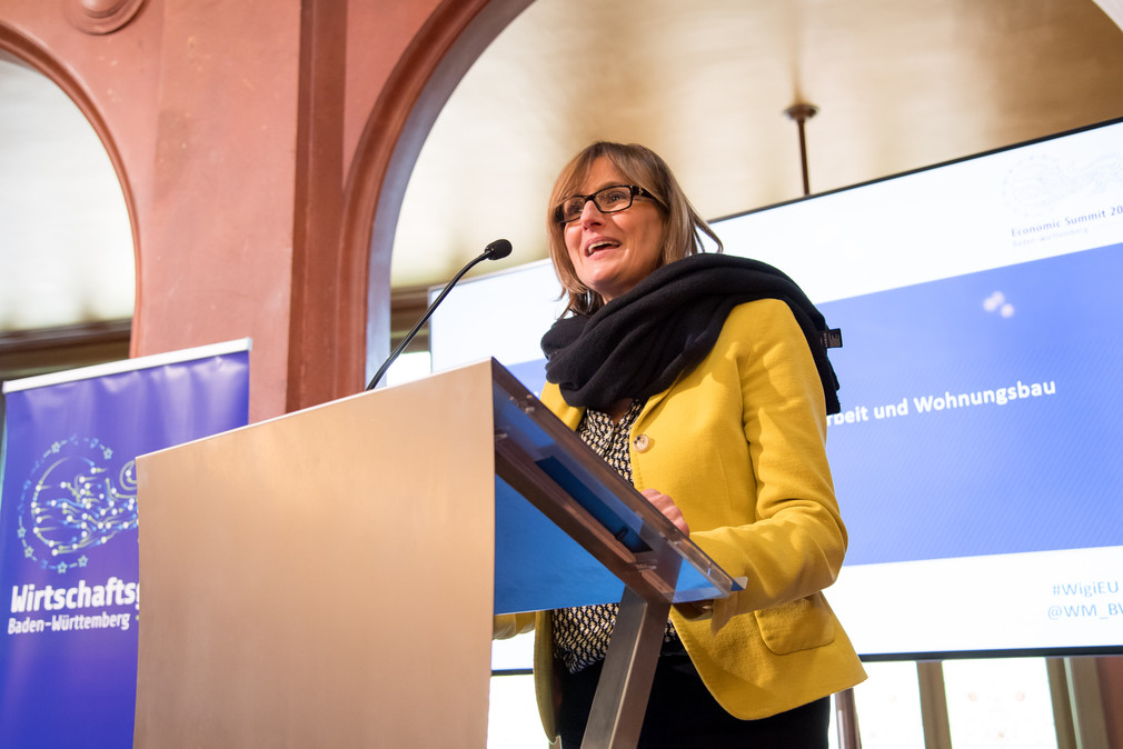 Staatssekretärin Katrin Schütz auf dem Wirtschaftsgipfel (Bild: © Martin Stollberg)