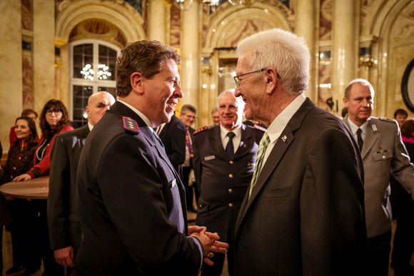 Empfang Neujahrsempfang der Landesregierung Ministerpräsident Winfried Kretschmann (rechts) im Gespräch mit Gästen