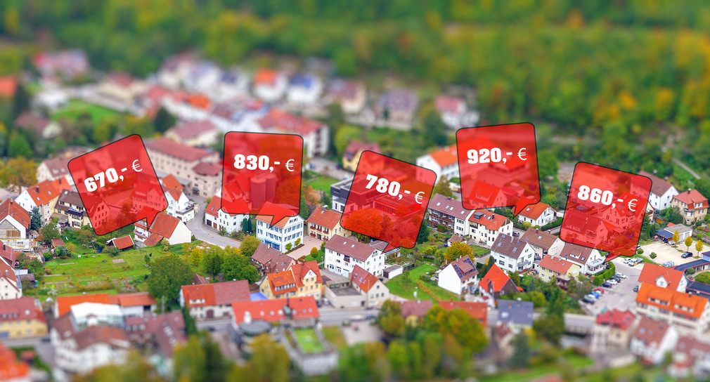 Luftaufnahme von einem Wohngebiet mit Preisschildern 