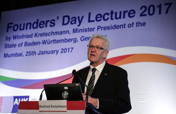 Delegationsreise Ministerpräsident Kretschmann besucht Indien Ministerpräsident Winfried Kretschmann bei seiner Rede anlässlich der Gründungsfeier der Indo-German Chamber of Commerce in Mumbai