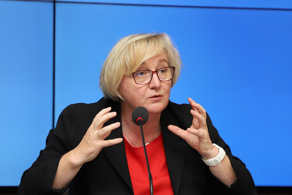 Pressekonferenz Ein Jahr Forum Gesundheitsstandort Baden-Württemberg Wissenschaftsministerin Theresia Bauer bei der Regierungspressekonferenz (Bild: Staatsministerium Baden-Württemberg)