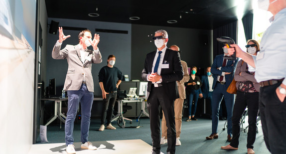 Staatssekretär Dr. Patrick Rapp bei der Besichtigung des virtuellen Zwillings in Stuttgart