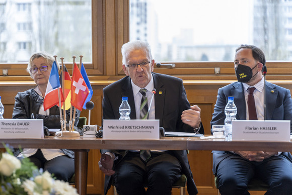 Europa Kretschmann auf Delegationsreise in Straßburg von links nach rechts: Wissenschaftsministerin Theresia Bauer, Ministerpräsident Winfried Kretschmann und Staatssekretär Florian Hassler beim Besuch der Universität Straßburg, die mit den Universitäten Basel, Freiburg, Haute-Alsace und dem Karlsruher Institut für Technologie (KIT) den trinationalen Universitätsverbund „Eucor – The European Campus“ bildet.