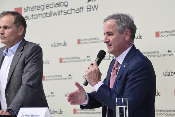 Top-Level-Meeting Fünfte Jahresveranstaltung des Strategiedialogs Automobilwirtschaft Dr. Frank Mastiaux, Vorstandsvorsitzender der EnBW Energie Baden-Württemberg AG, spricht auf der der Pressekonferenz bei der fünften Jahresveranstaltung des Strategiedialogs Automobilwirtschaft.