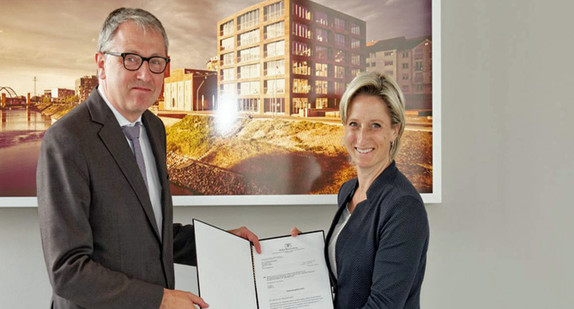 Wirtschaftsministerin Dr. Nicole Hoffmeister-Kraut übergab am 26. September 2016 einen Bewilligungsbescheid an Oberbürgermeister Dr. Peter Kurz in Höhe von 182.400 Euro.