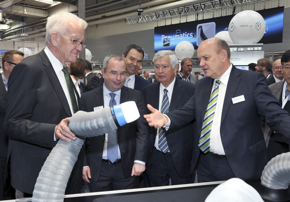 Wirtschaft Kretschmann besucht Hannover Messe Ministerpräsident Winfried Kretschmann (l.) besucht den Stand der Festo AG & Co. KG aus Esslingen