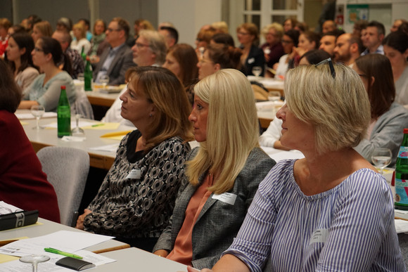 Rund 300 Personen – darunter Vertreterinnen und Vertreter von Kammern, Innungen, Verbänden und Gewerkschaften, Ausbildungsverantwortliche in Betrieben, Lehrkräfte beruflicher Schulen sowie Projektträger – waren der Einladung des Ministeriums für Wirtschaft, Arbeit und Wohnungsbau gefolgt. Unter dem Titel „Gemeinsam zum Ziel: Ausbildungsqualität entwickeln – Ausbildungserfolg sichern“ wurde über erfolgreiche Maßnahmen informiert und bewährte Praxisbeispiele aufgezeigt.