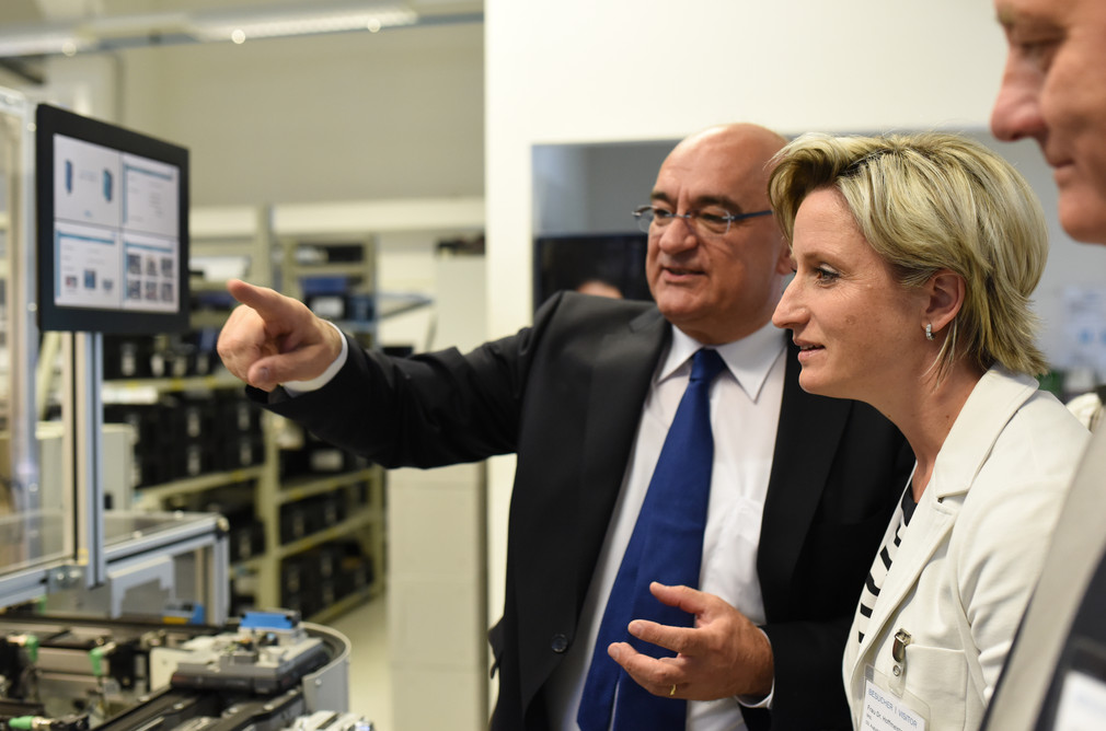 Die Wirtschaftsministerin besuchte bei ihrer Sommerreise auch den Sensorhersteller SICK in Waldkirch, der jüngst als einer der „100 Orte für Industrie 4.0 in BW“ ausgezeichnet wurde.