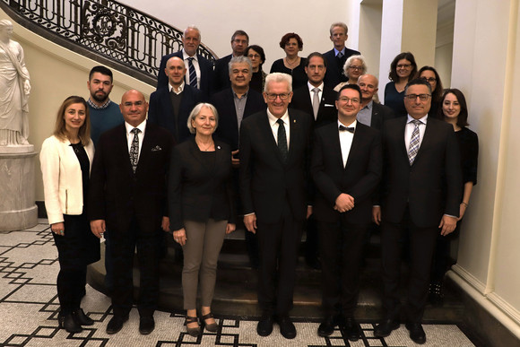 Antisemitismus Erste Sitzung des Expertenrats gegen Antisemitismus Gruppenbild mit Ministerpräsident Winfried Kretschmann (vorne, 4.v.l.), dem Antisemitismusbeauftragen der Landesregierung, Dr. Michael Blume (vorne, 5.v.l.), und den Mitgliedern des Expertenrats (Bild: Staatsministerium Baden-Württemberg)