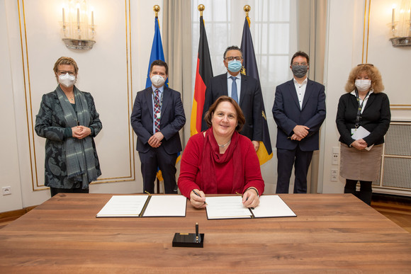 Kooperation Kooperation zu „1.700 Jahre jüdisches Leben in Deutschland“ Staatsministerin Theresa Schopper (vorne, sitzend) unterzeichnet die Kooperationsvereinbarung, dahinter stehen (v.l.n.r.) die Generalsekretärin des Vereins „321-2021: 1700 Jahre jüdisches Leben in Deutschland e. V.“, Sylvia Löhrmann, der Geschäftsführer des Vereins „321-2021: 1700 Jahre jüdisches Leben in Deutschland e. V.“, Andrei Kovacs, der Vorsitzende der Israelitischen Religionsgemeinschaft Baden, Rami Suliman, der Beauftragte der Landesregierung gegen Antisemitismus, Dr. Michael Blume und die Vorsitzende der Israelitischen Religionsgemeinschaft Württemberg, Prof. Barbara Traub.