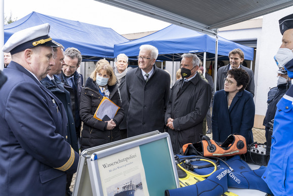 Europa Kretschmann auf Delegationsreise in Straßburg Ministerpräsident Winfried Kretschmann und Innenminister Thomas Strobl beim Besuch der Wasserschutzpolizeistation in Kehl