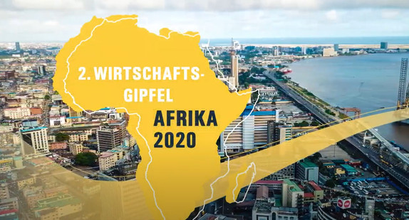 Wort-Bild-Marke für den Afrika-Gipfel 2020: Kollage mit Umriss von Afrika und einer Luftaufnahme einer afrikanischen Großstadt