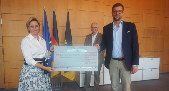 Wirtschaftsministerin Nicole Hoffmeister-Kraut (l.) mit DEHOGA-Hauptgeschäftsführer Jürgen Kirchherr (M.) und dem Leiter der DEHOGA Akademie, Thomas Schwenck (r.) (Bild: Wirtschaftsministerium Baden-Württemberg)