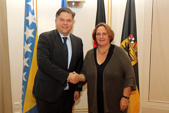 Europa Regierungsbesuch aus Bosnien-Herzegowina Staatssekretärin Theresa Schopper (r.) und der stellvertretende Außenminister von Bosnien-Herzegowina, Josip Brkić (l.)