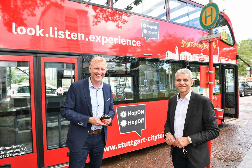 Staatssekretär Dr. Patrick Rapp und Armin Delnitz vor einem roten Doppeldeckerbus