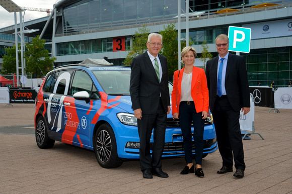 Ministerpräsident Winfried Kretschmann und die Ministerin für Wirtschaft, Arbeit und Wohnungsbau Dr. Nicole Hoffmeister-Kraut besuchten am 15. September 2017 die 67. Internationale Automobil-Ausstellung (IAA) in Frankfurt. Schwerpunkt des Besuchs waren Messeauftritte baden-württembergischer Unternehmen, die Lösungen auf dem Weg zum emissionsfreien Fahren auf dem Branchentreff präsentierten.