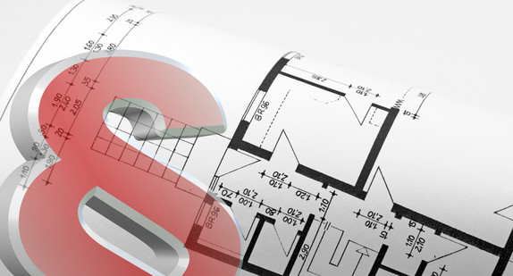 Paragrafenzeichen vor Bauplänen (Bild: © M. Schuppich - Fotolia)