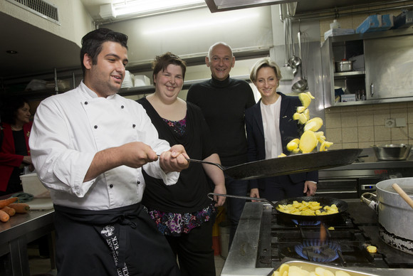 Wirtschaftsministerin Dr. Hoffmeister-Kraut besuchte auf ihrer Pressereise "Flüchtlinge in Ausbildung und Arbeit" das Hotel-Restaurant "Scharfes Eck" in Mühlacker.